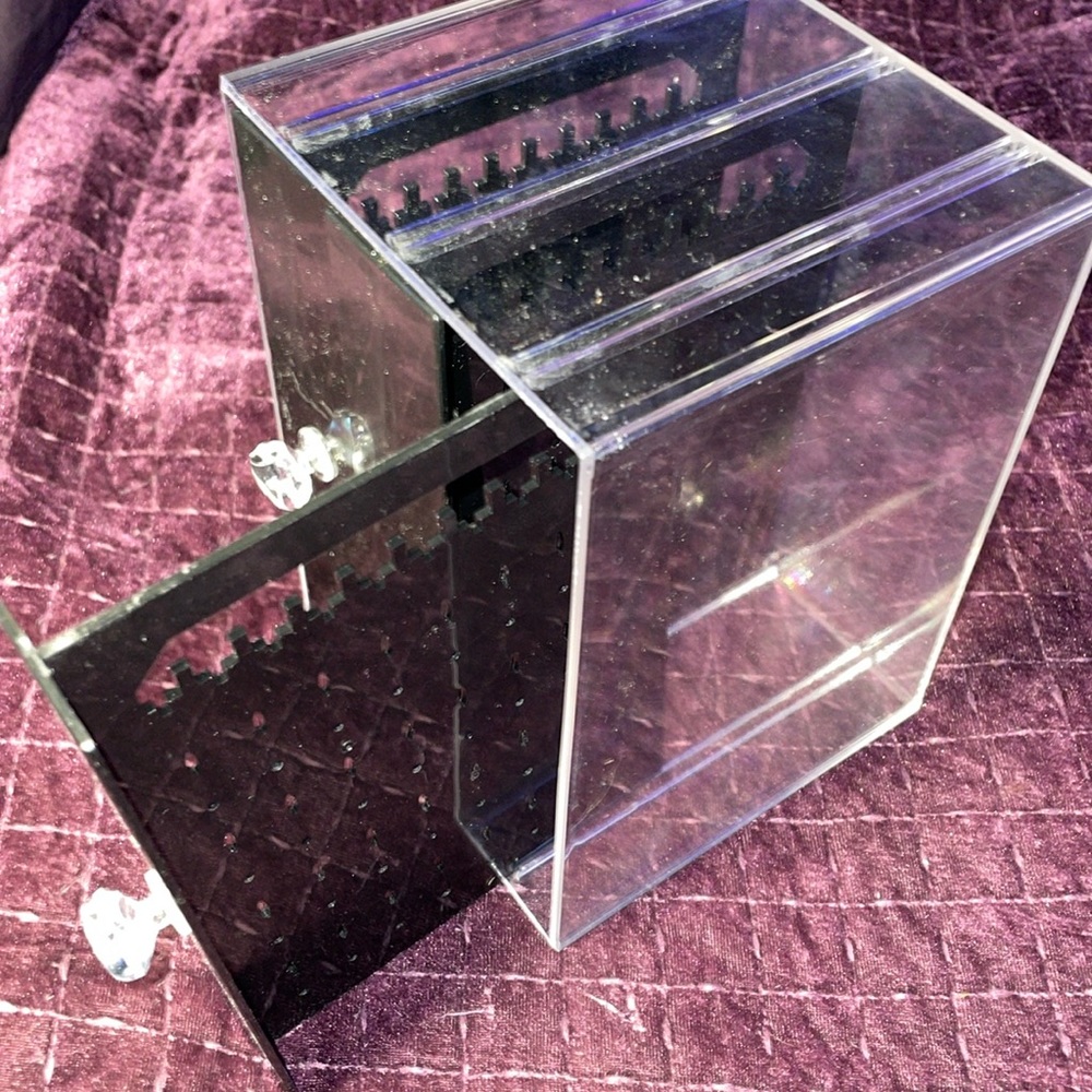 New Body jewlery holder acrylic 3 trays one missing Handel